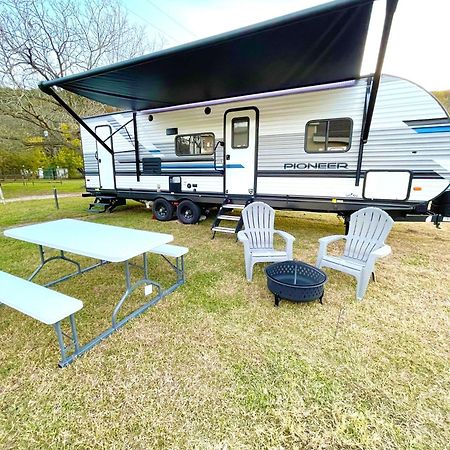 Rv Located On Private Property, Providing Access To The Guadalupe River, Accommodates Up To 5 Guests Нью Браунфелс Экстерьер фото